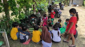 Anggota Satgas TMMD Bojonegoro Berikan Wasbang Kepada Anak-Anak